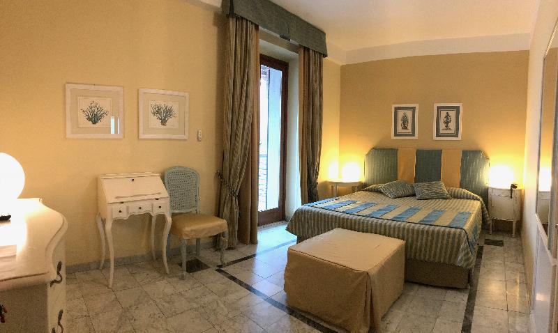 Shelley E Delle Palme Hotel Room