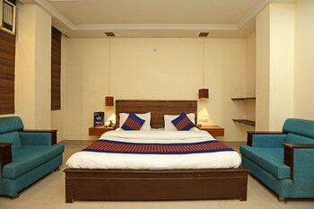 Oyo 8876 Hotel Sarthi Guestroom