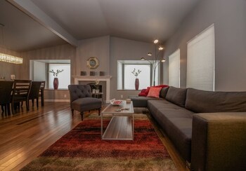 Immaculate 4bed 7min To Vegas Strip Living Area