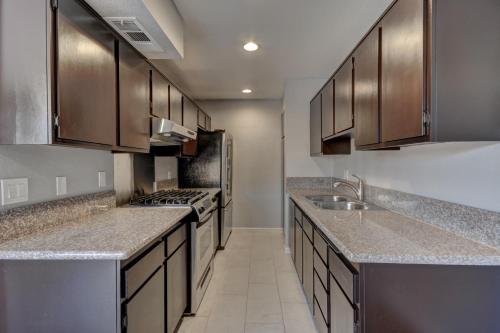 Luxury Townhouse Near The Strip Very Modern 