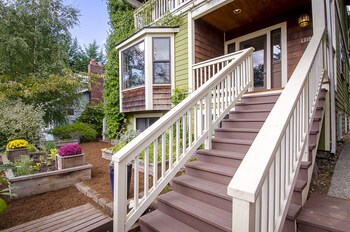 6 Luxurious 6br Seattle Home Hotel Front