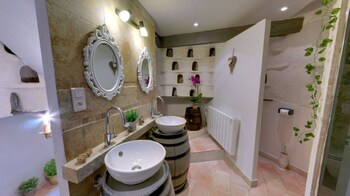 Le Mas Des 5 Fontaines. Chambres D'hôtes Bathroom
