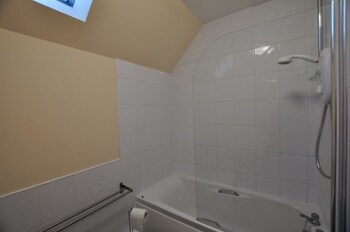4 Varis Apartments Bathroom Shower