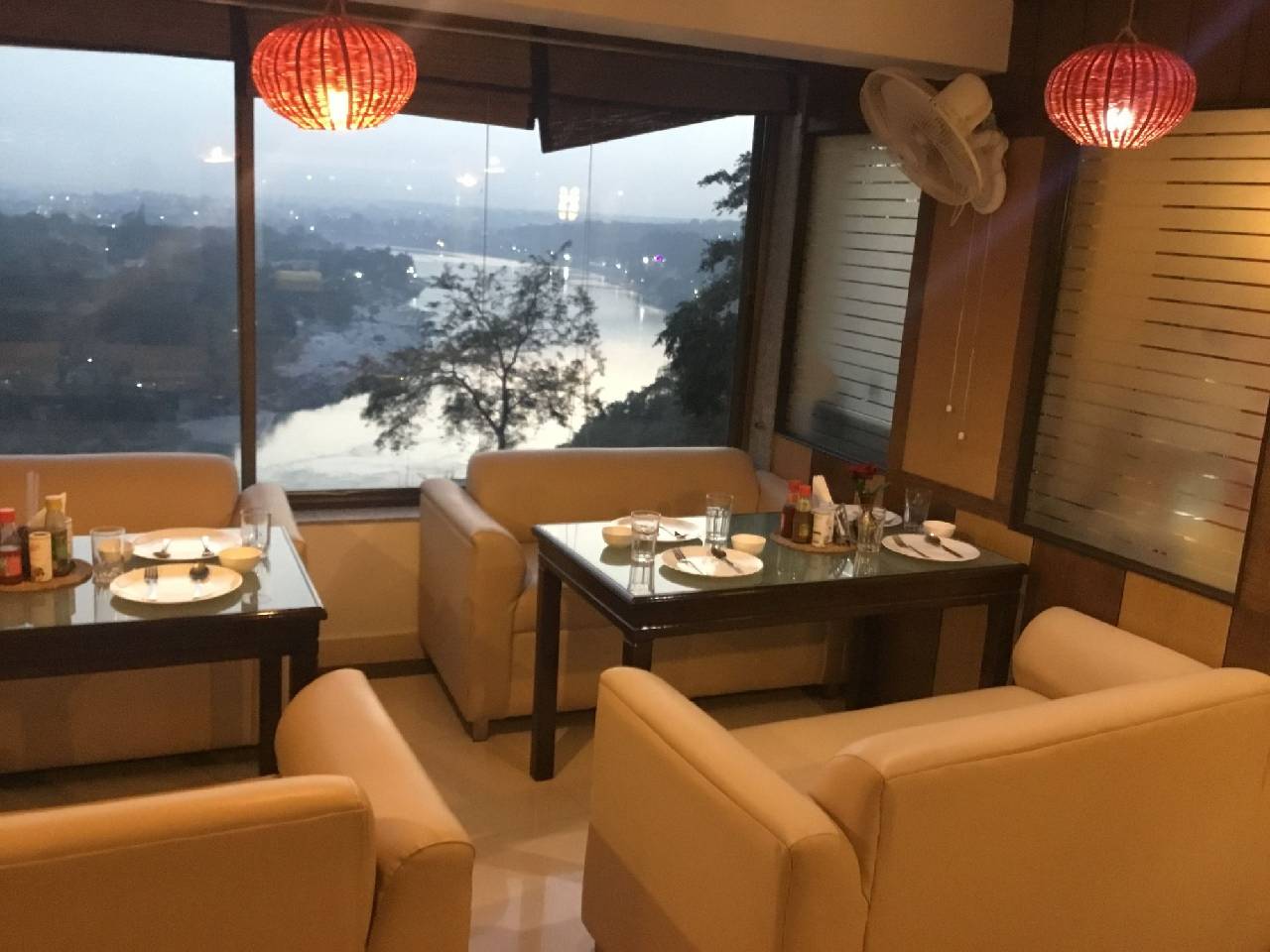 Hotel Ganesha Inn 