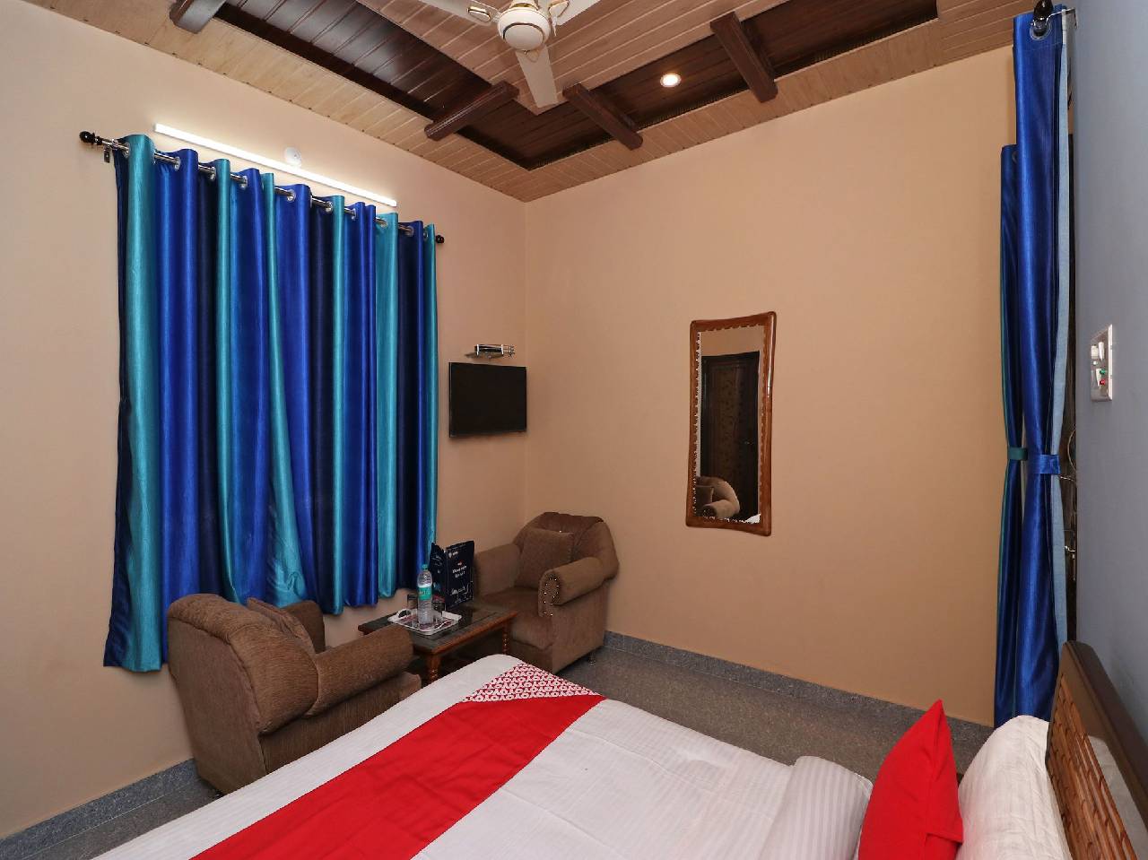 Oyo 13686 Rudraksh Hotel 