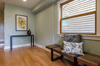 6 Luxurious 6br Seattle Home Living Area