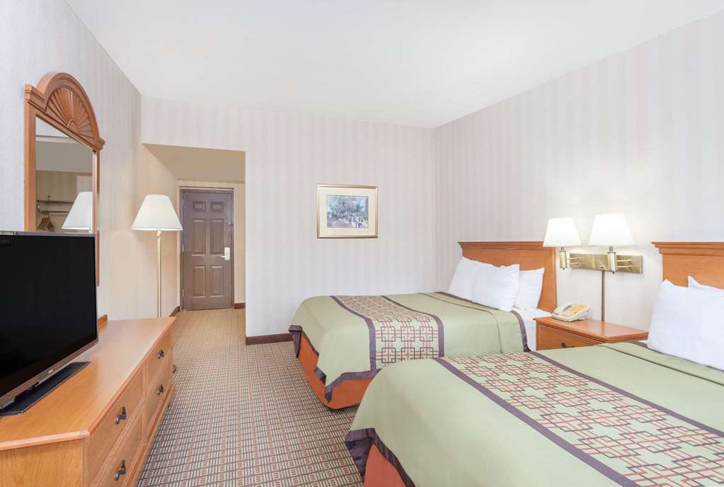 Days Inn By Wyndham Albany Suny Guest room