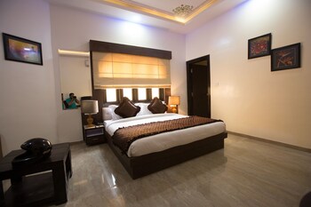 White Mushroom Jaipur V Inn Guestroom