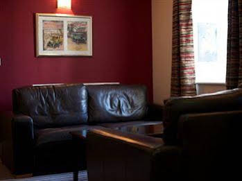 The Three Horseshoes Hotel ( تهری هورسشئوس هتل) 