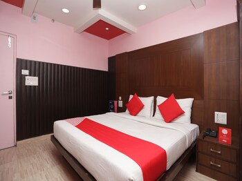 Oyo 11061 Hotel Awesome Guestroom