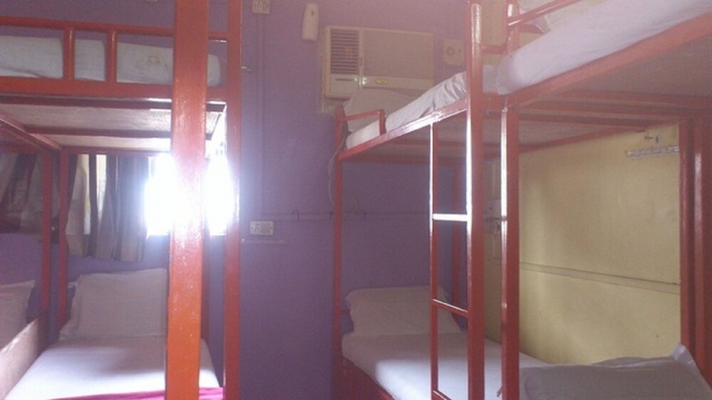 Metro Dormitory Guestroom