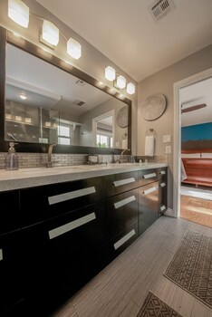 Immaculate 4bed 7min To Vegas Strip Bathroom Sink