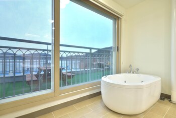 Geoje Jisefo Family Residence Indoor Spa Tub