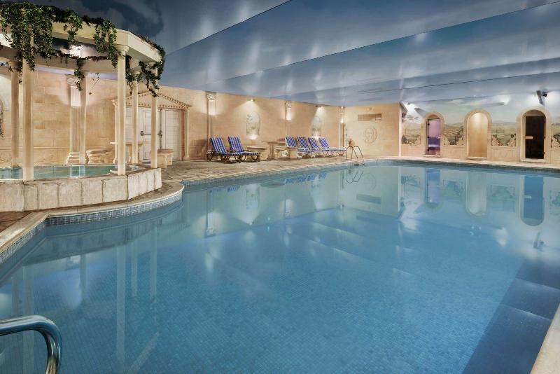 Ramada Resort Cwrt Bleddyn Hotel & Spa (رامادا ریزورت كورت بلدین هتل و اسپا) Pool