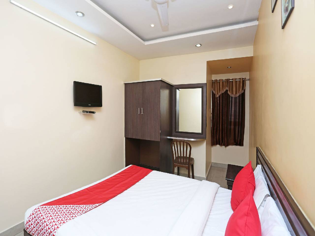 Oyo 10588 Hotel Golden Square 