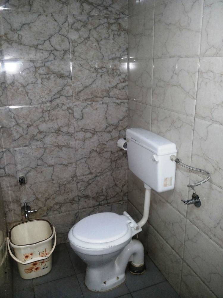 Hotel Holiday Inn (هتل هالیدی این) Bathroom