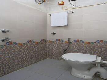 Oyo 11547 Hotel Mona Palace Bathroom