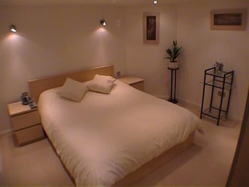 Earle House Serviced Apartments Guestroom