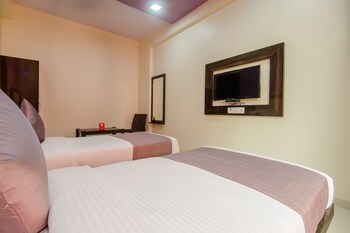 Oyo 9326 Om Sai Residency Guestroom