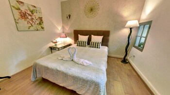 Le Mas Des 5 Fontaines. Chambres D'hôtes Guestroom