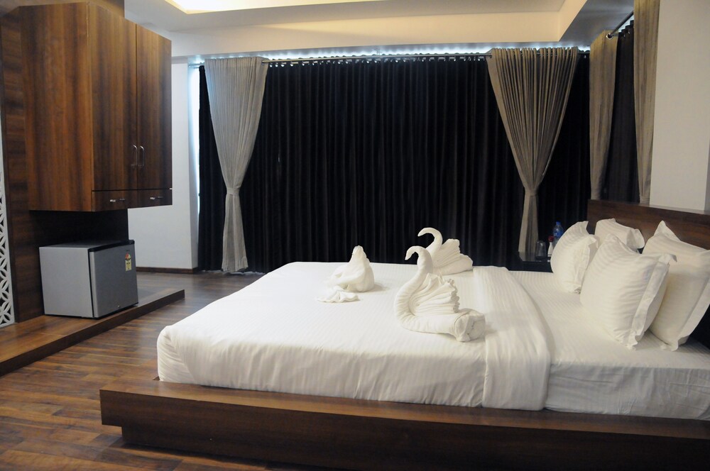 Hotel 3 Leaves Kolhapur Guestroom