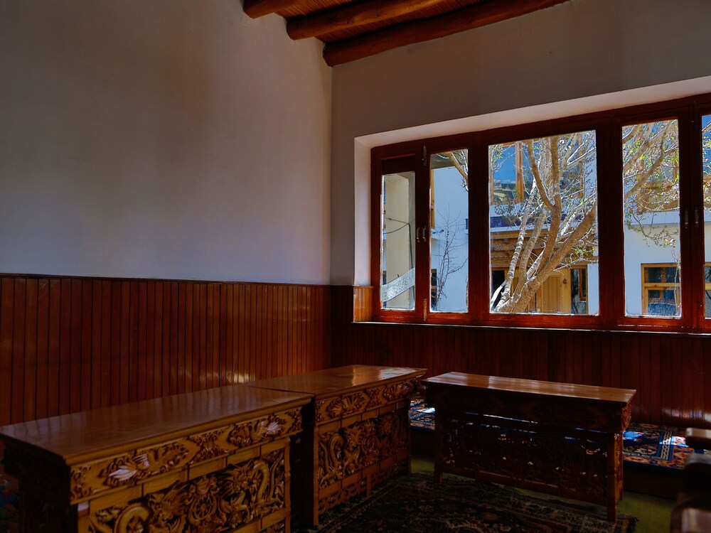 Oyo 11490 Hotel Royal Hill Lobby