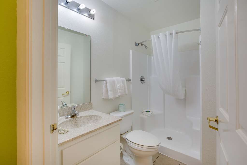 Studio 6 Houston Clear Lake bathroom