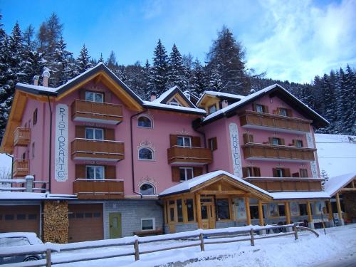 Hotel La Roccia (هتل لا روكسیا) 