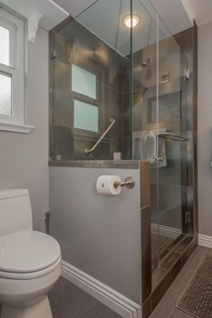 Immaculate 4bed 7min To Vegas Strip Bathroom Shower