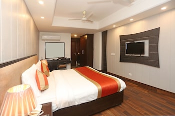 Oyo 11451 Hotel Auston Guestroom