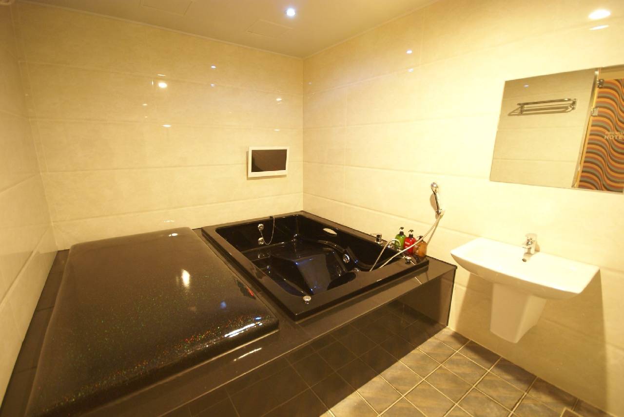 Ava Hotel Changwon (آوا هتل چانگوون) 