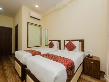 Oyo 9849 Hotel Divine Residency Guestroom