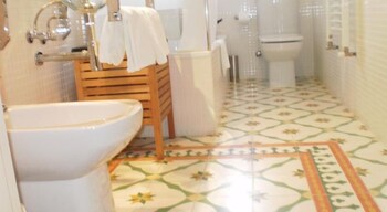 Hotel Santa Coloma Del Camino Bathroom