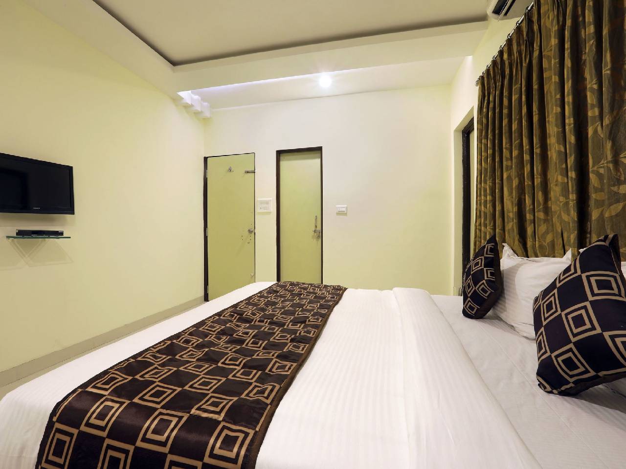 Oyo 10507 Hotel Platinum 