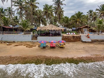 Vista Praia Beachfront Cottages Beach