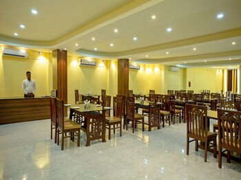 Oyo 11547 Hotel Mona Palace (اویو ۱۱۵۴۷ هتل مونا پالاس) Restaurant