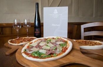 The Bluebell Inn And Lodge Food and Drink