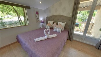 Le Mas Des 5 Fontaines. Chambres D'hôtes Guestroom
