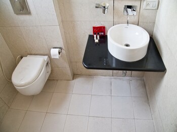 Oyo 309 Hotel Hks Residency Bathroom