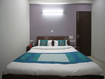 Oyo 7785 Kumar Residency Guestroom