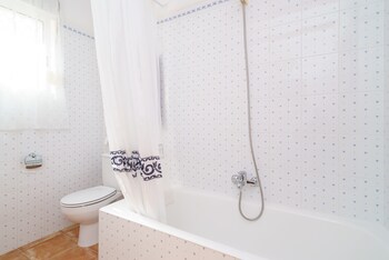 164 Fenix 2 Bathroom