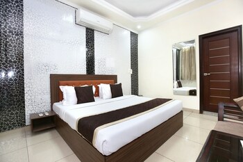 Oyo 10832 Hotel Jb 2 Guestroom