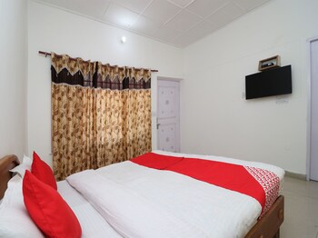 Oyo 15022 Snow Point Inn Guestroom