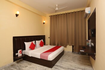 Oyo 16562 Flagship Sector 11 Guestroom