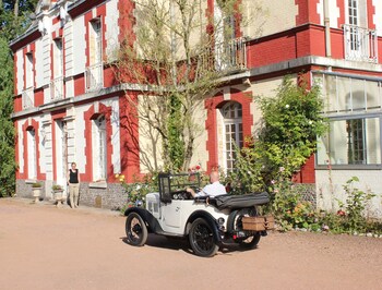 Chateau Des Lys Courtyard