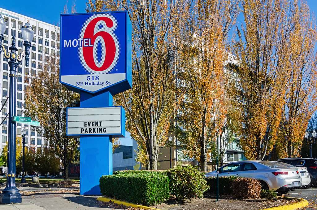 Motel 6 Portland Downtown Convention Center exterior