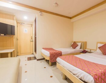 Hotel Parklane Guestroom