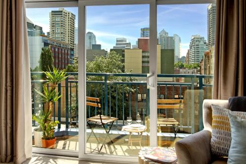 Bright Cityscape Oasis 