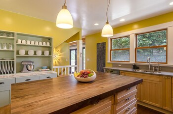6 Luxurious 6br Seattle Home In-Room Kitchen