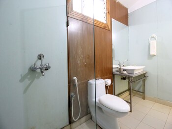 Tahira Beach Resort Bathroom